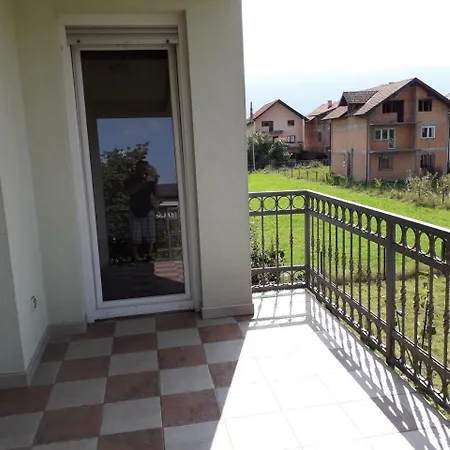 アパート Luxury Apartments Near The Airport サラエヴォ